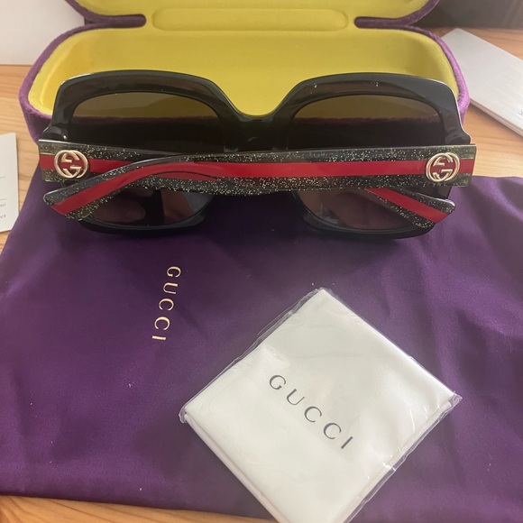 Gucci sunglasses w/case - Picture 4 of 6